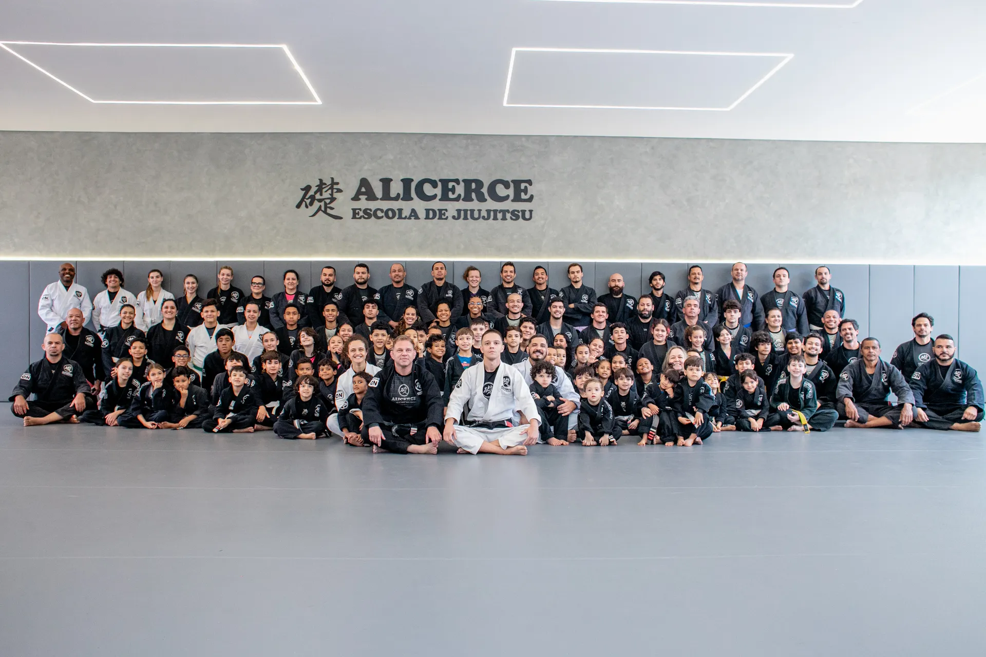 Equipe completa da Alicerce reunida no tatame da nova sede