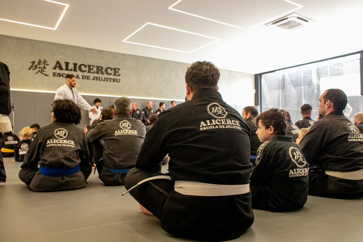 Alunos treinando uma técnica no programa Fundamental